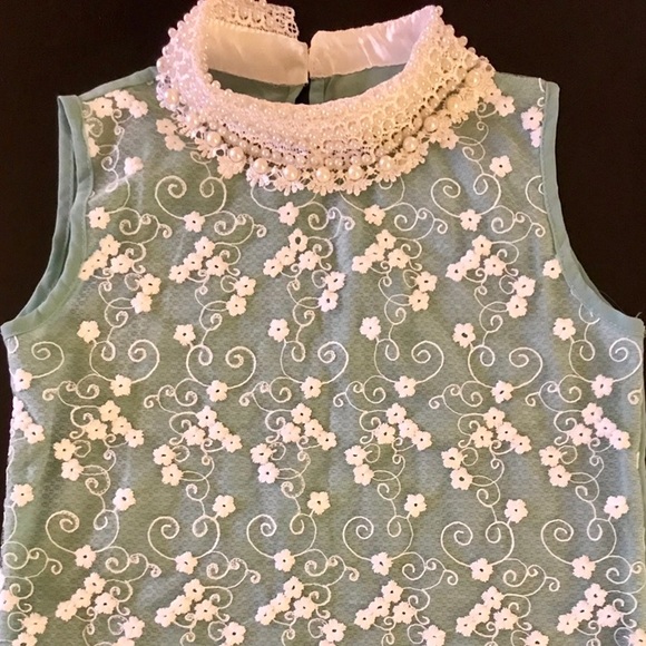 Beautiful sleeveless blouse with faux pearls - Picture 3 of 3